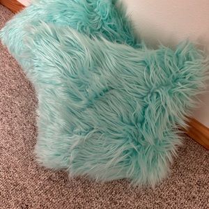 Decorative pillows.